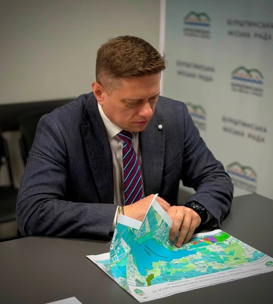 Роман Матис вивчає карту інвестиційних пропозицій Бурштинської громади