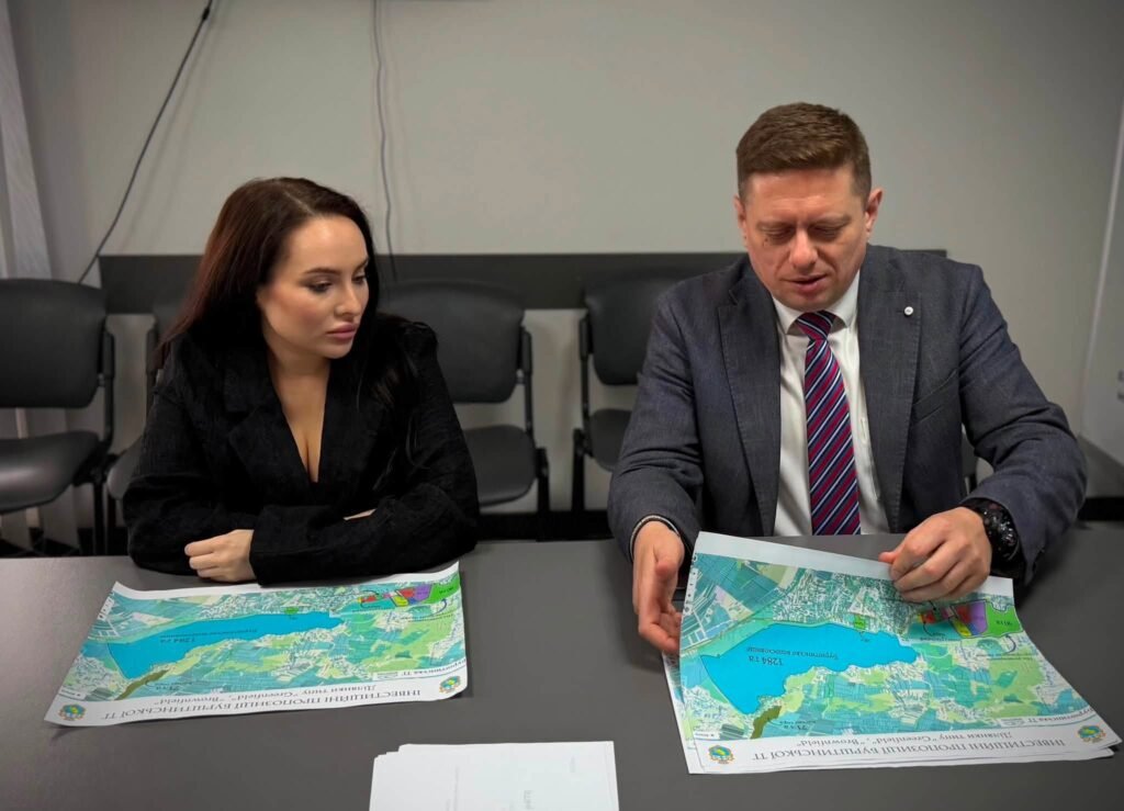 Андріана Матис і Роман Матис з картами ділянок greenfield і brownfield Бурштинської громади