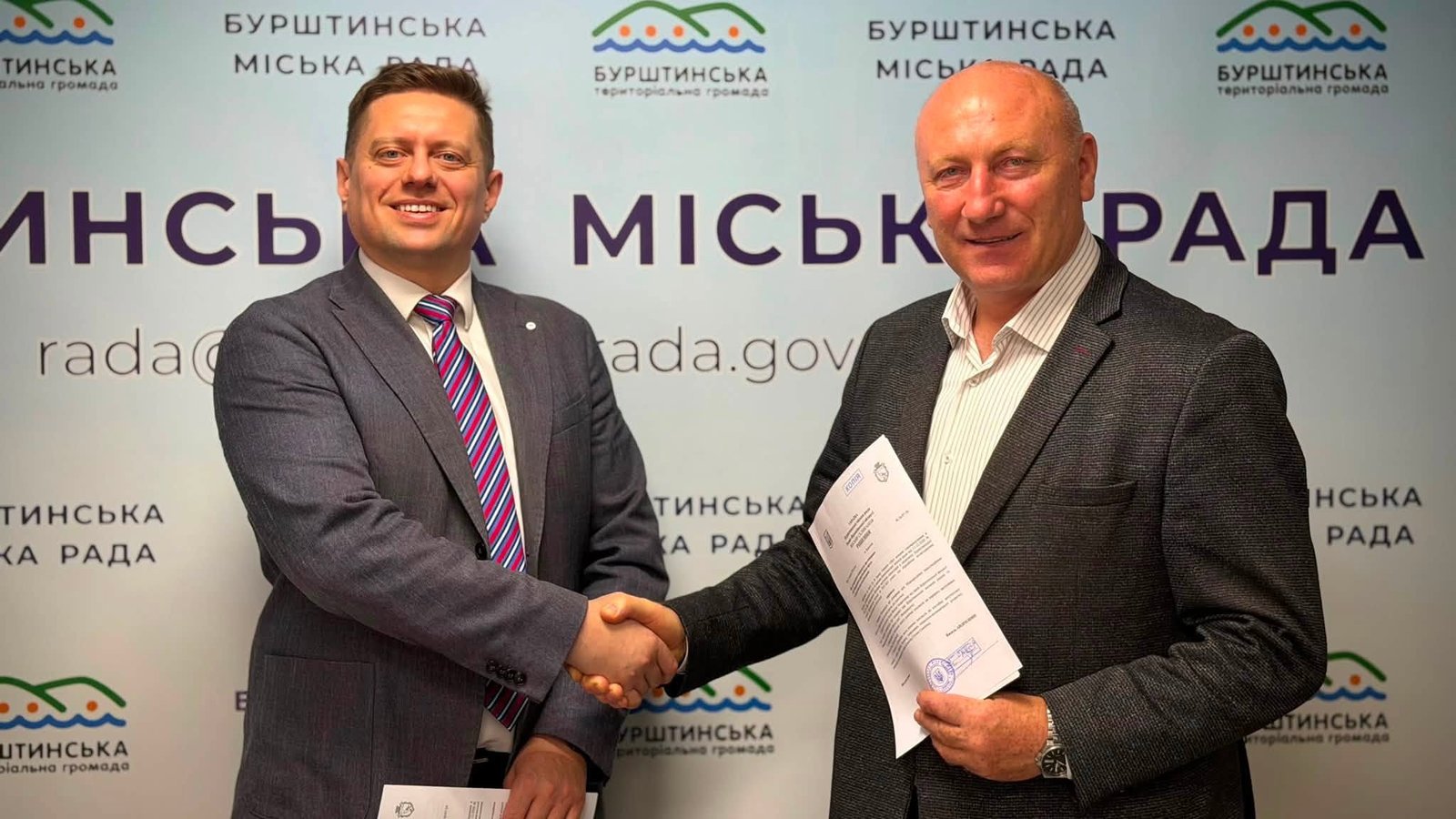 Президент ІІО Роман Матис і міський голова Бурштина Василь Андрієшин після підписання меморандуму про індустріальний парк «Бурштин», 2 вересня 2026