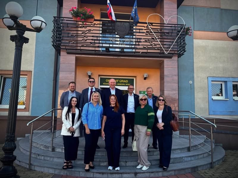 Roman Matys, Andriana Matys, mer Bursztyna Wasyl Andrijeszyn i starosta Kechnca Tomáš Konkoly z delegacją przed urzędem gminy Kechnec