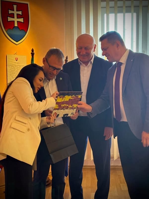 Roman Matys, Andriana Matys, mer Bursztyna Wasyl Andrijeszyn i starosta Kechnca Tomáš Konkoly podczas wymiany upominków