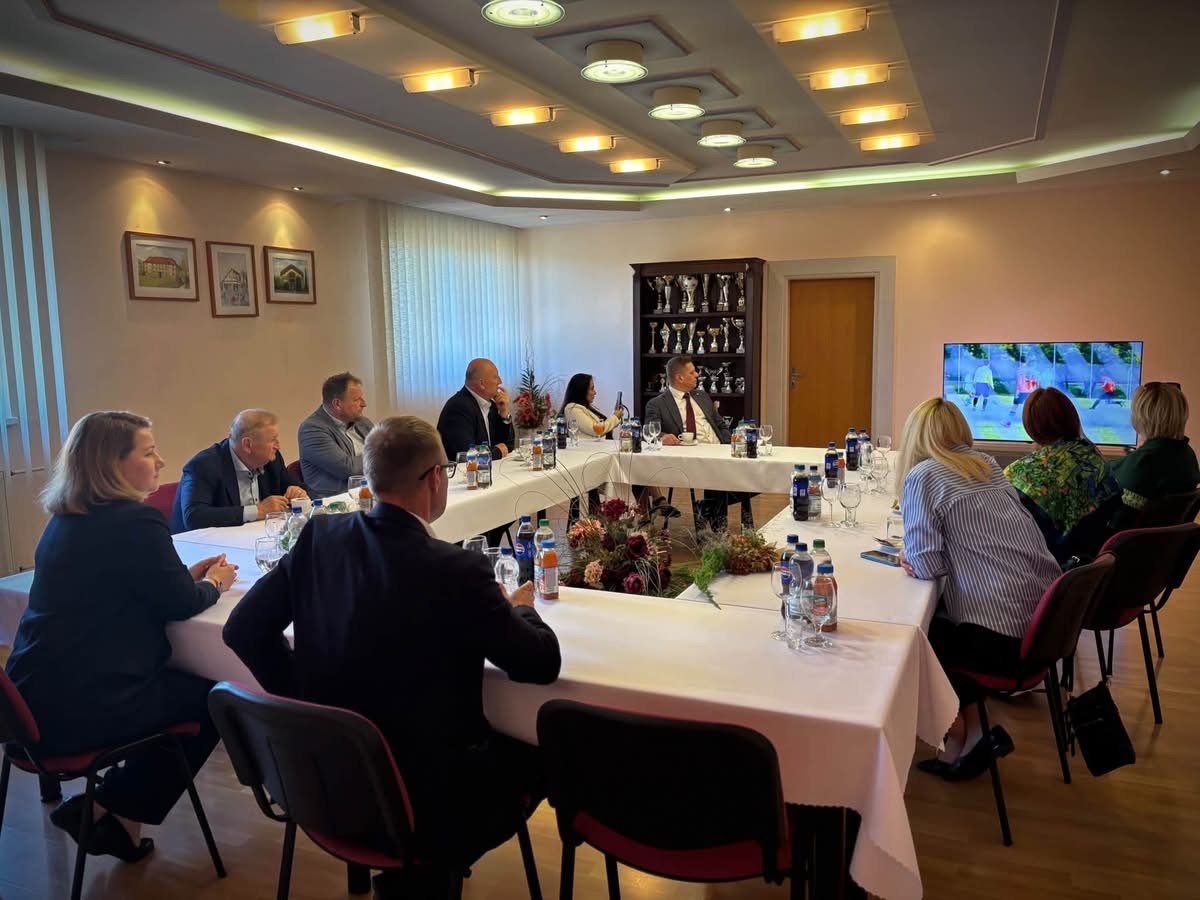 Roman Matys, Andriana Matys, mer Bursztyna Wasyl Andrijeszyn i starosta Kechnca Tomáš Konkoly na spotkaniu w urzędzie gminy Kechnec